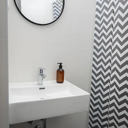 N15 Elegant Near Train Station With Ac דירה