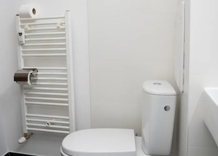 N15 Elegant Near Train Station With Ac * Pozsony
